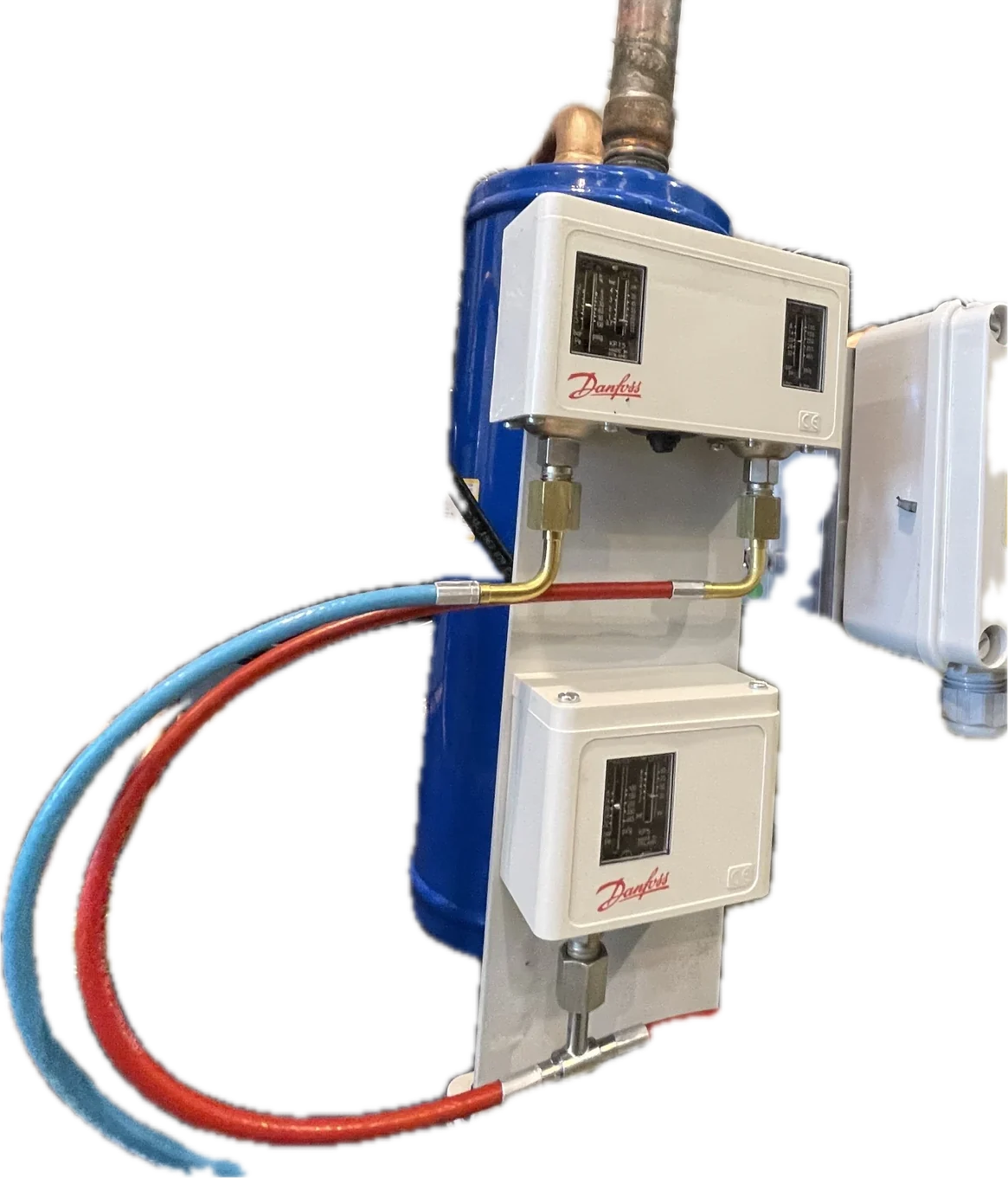 Presostatos Danfoss con sus capilares, instalados en una unidad montada en Paterna