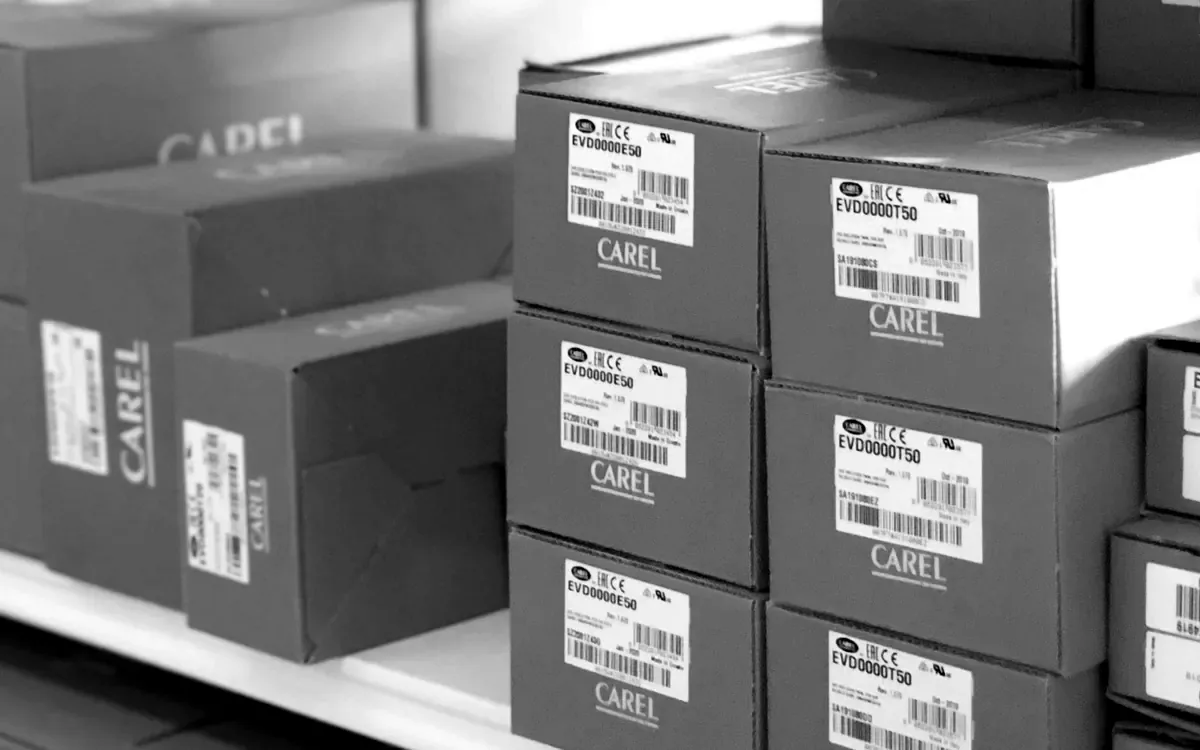 Cajas de controladores Carel en las estanterías del almacén de Paterna