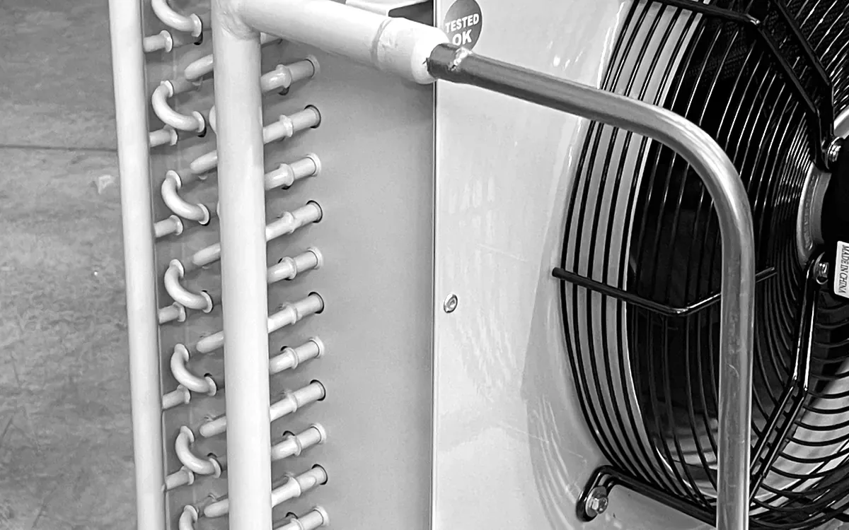 Condensador por aire con ventilador axial en la nave de Paterna
