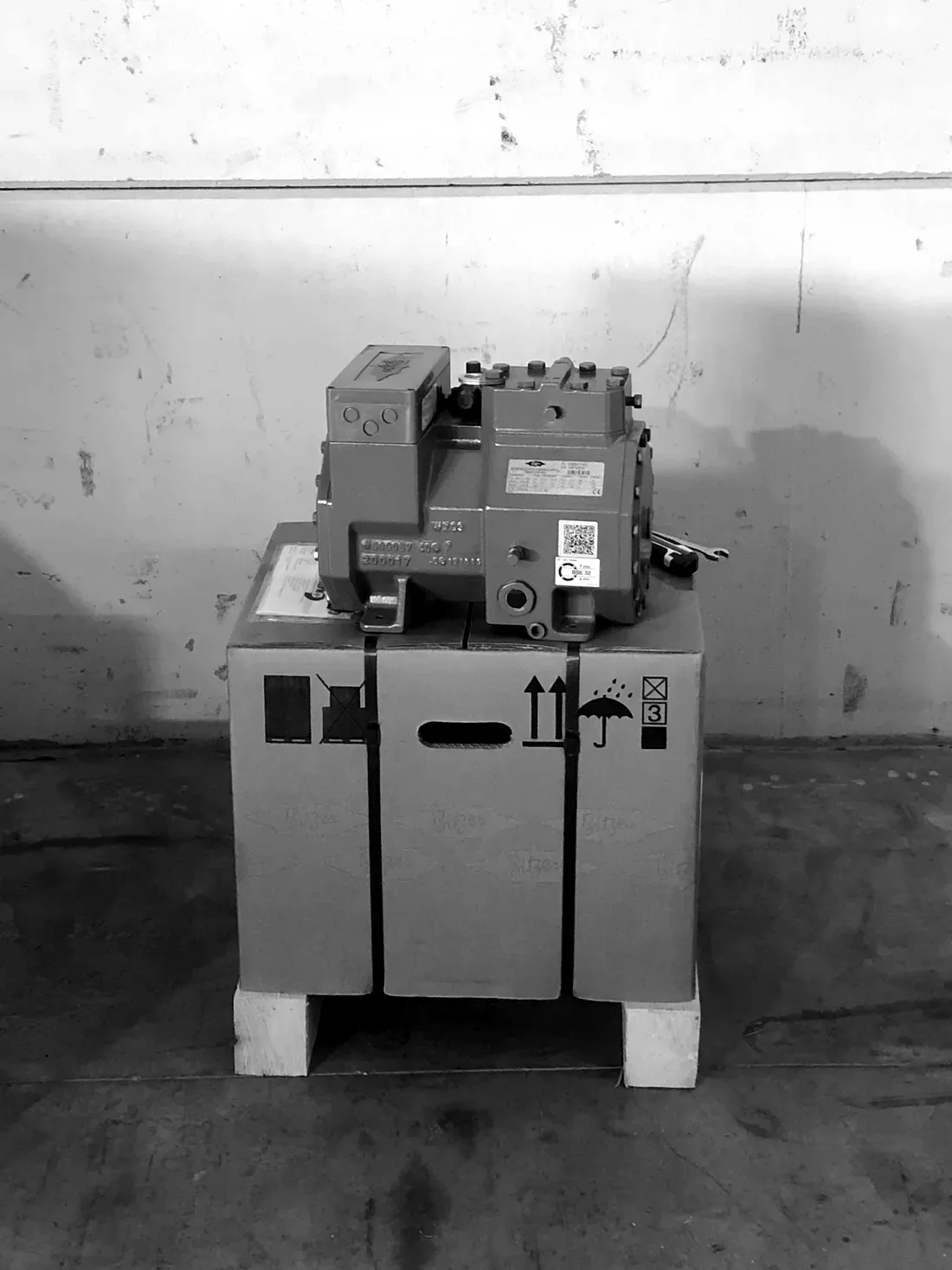 Compresor semihermético Bitzer sobre su embalaje, en la nave de Paterna