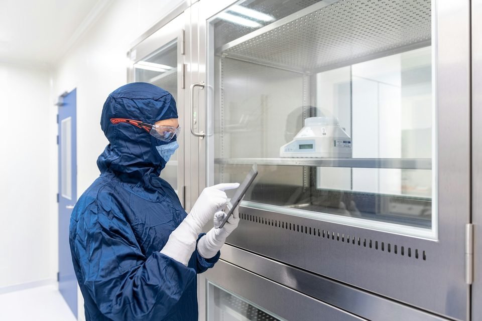 Sala blanca de laboratorio farmacéutico