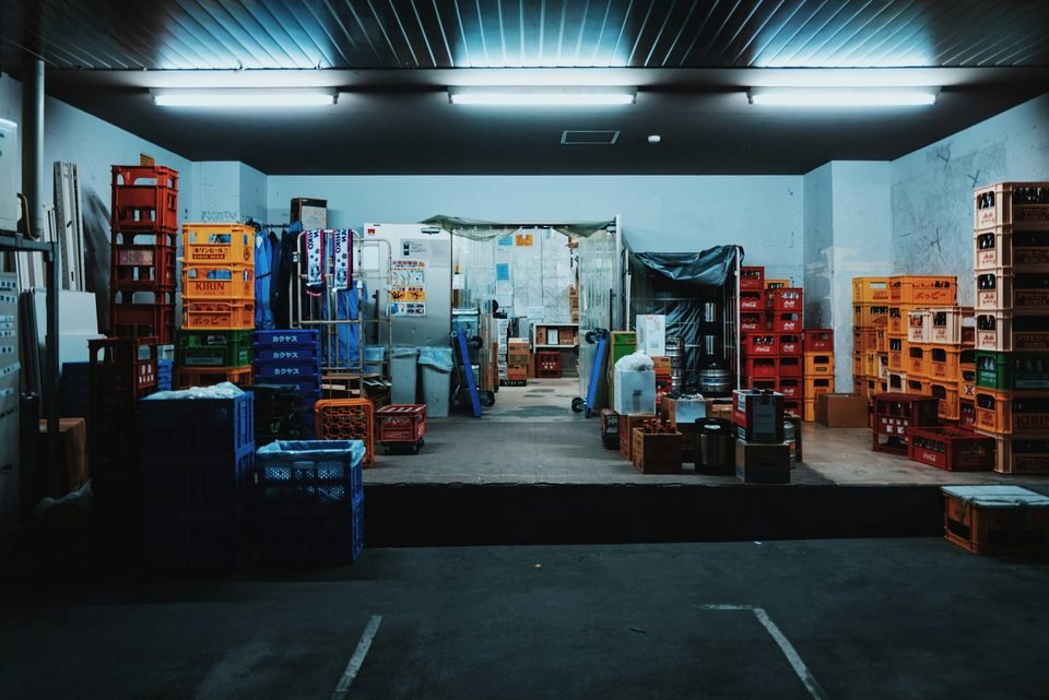 Almacén frigorífico con cajas de fruta
