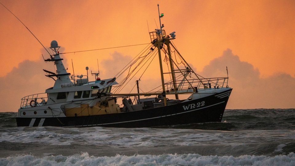 Barco pesquero al atardecer
