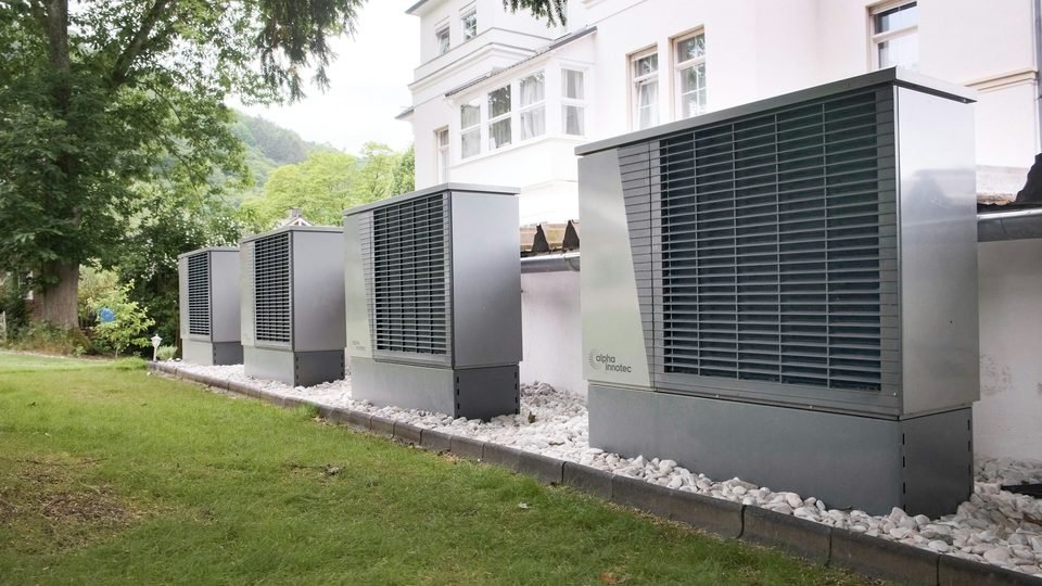 Equipos frigoríficos exteriores junto a un edificio